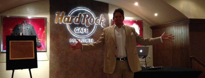 Magier TOMBECK verzaubert wieder das Hard Rock Cafe München