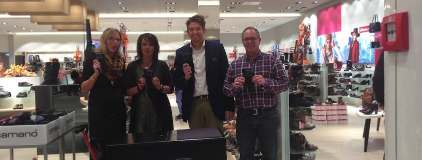 Zauberer TOMBECK und camano beschenken Globus Mitarbeiter