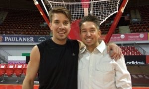 Basketballspieler Steffen Hamann und Zauberer TOMBECK Zauberer TOMBECK bei einer Sportveranstaltung mit Steffen Hamann in München