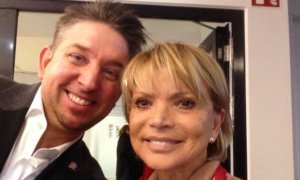 Close-Up Zauberer TOMBECK mit Uschi Glas auf einem Event in München Tischzauberer TOMBECK verblüfft Uschi Glas