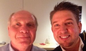 Zauberkünstler TOMBECK mit Uli Hoeneß beim FC Bayern München Zauberkünstler TOMBECK mit Uli Hoeneß vom FC Bayern München