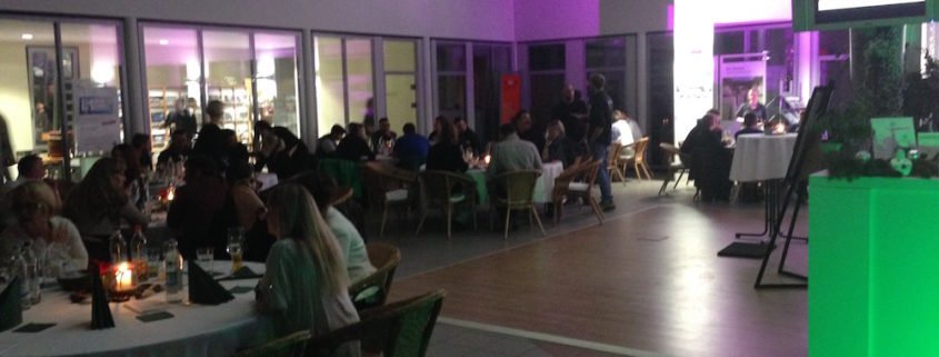 Close-Up Zauberer TOMBECK bei einer Firmenfeier im Autohaus Weingärtner