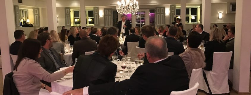 Zauberer TOMBECK begeistert auf einer Hochzeit mit seiner Close-Up Zauberei