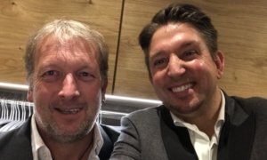 Weltmeister Andreas Brehme war von Zauberer TOMBECK absolut begeistert Zauberkünstler TOMBECK und Andreas Brehme hatten Spaß