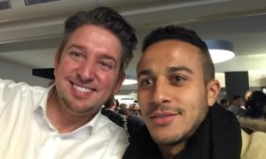 Thiago Alcántara zusammen mit Zauberer TOMBECK Thiago Alcántara zusammen mit Zauberkünstler TOMBECK