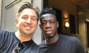Magier TOMBECK verblüffte den Fußballspieler des FC Turin Afriyie Acquah In Turin begeisterte Magier TOMBECK Afriyie Acquah vom FC Turin