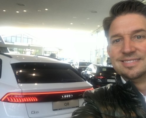 Tischzauberer und Magier TOMBECK verblüfft die Besucher bei der Fahrzeugpräsentation von Audi