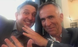 Zauberer TOMBECK und Münchner Fernsehikone Berry Werkmeister Fernsehmoderator Berry Werkmeister war begeistert von Zauberkünstler TOMBECK