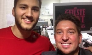 Magier TOMBECK mit NBA-Basketballspieler Maximilian Kleber von den Dallas Mavericks Maximilian Kleber vom NBA-Basketballclub Dallas Mavericks mit Zauberer TOMBECK