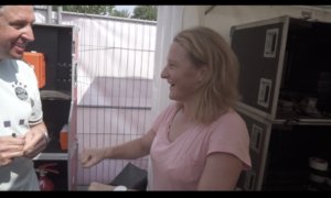 Zauberer TOMBECK verblüfft Melanie Behringer auf dem Fanfest des FC Bayern München Auf dem Fanfest des FC Bayern München begeistert Zauberer TOMBECK Fussballnatinalspielerin Melanie Behringer hinter der Bühne.