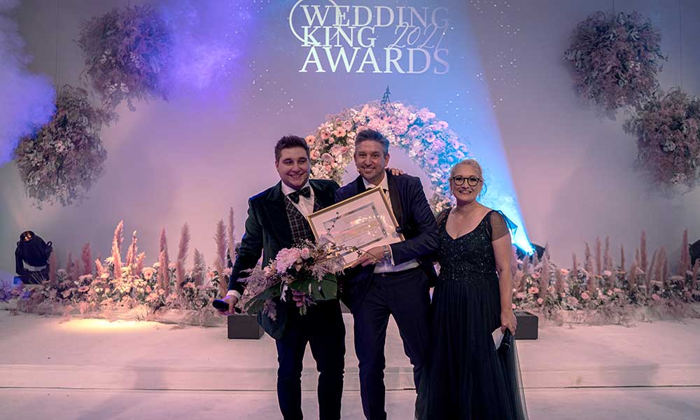 Zauberer TomBeck wird als bester Entertainer auf Hochzeiten in Köln geehrt. Zauberer TomBeck wird mit dem größten Hochzeits-Award Deutschlands ausgezeichnet.