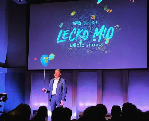 Die Zaubershow von TomBeck auf der Mein Schiff 4 begeistert Crew und Passagiere gleichmäßig.